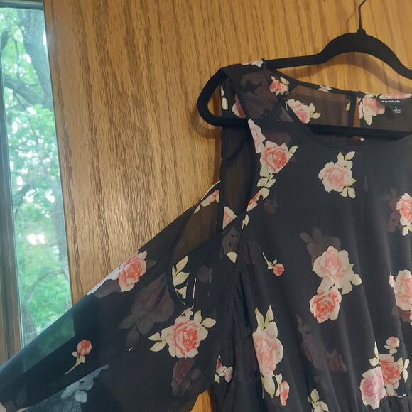 Torrid 1x plus BLACK FLORAL COLD SHOULDER CHIFFON DRESS - Picture 5 of 10